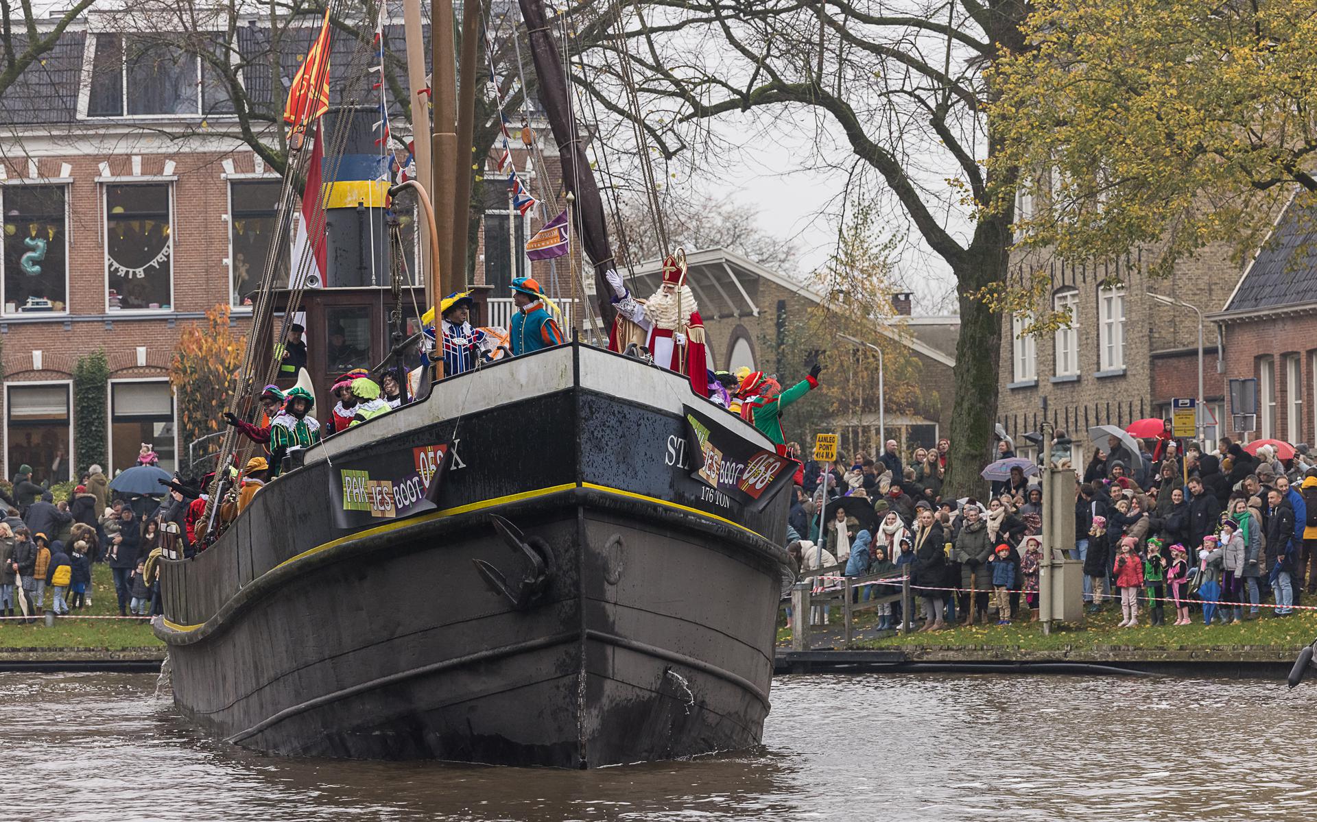 Sinterklaasintocht in Leeuwarden goed bezocht ondanks vele regen